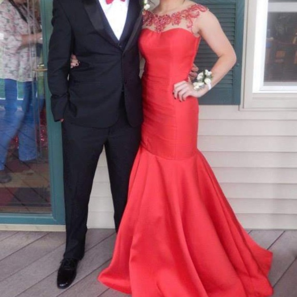 Red Formal Gown/Prom Dress. Size 2-4